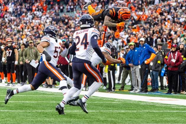 November 02, 2025: Cincinnati Bengals running back Chase Brown (30) leaps over the Chicago Bear defenders during NFL, American Football Herren, USA game action at Paycor Stadium in Cincinnati, Ohio. CSM Cincinnati United States of America - ZUMAc04_ 20251102_zma_c04_088 Copyright: xJohnxMersitsx