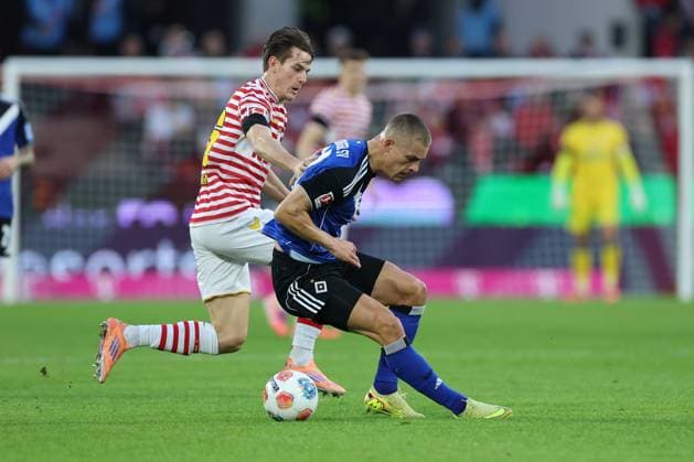 GER, 1.FBL, 1. FC Koeln vs. Hamburger SV 02.11.2025, Rheinenergie Stadion, Koeln, GER, 1.FBL, 1. FC Koeln vs. Hamburger SV, im Bild: Jakub Kaminski (FC Koeln 16), im Zweikampf gegen Miro Muheim (HSV 28),