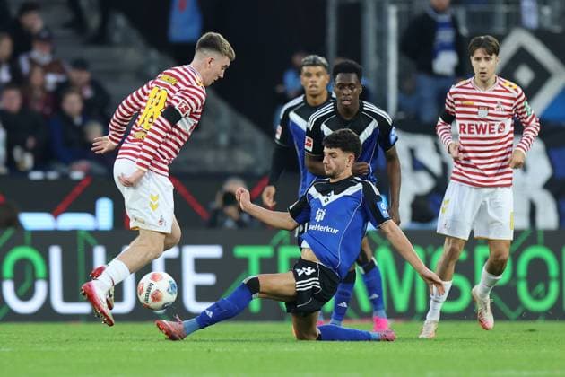 GER, 1.FBL, 1. FC Koeln vs. Hamburger SV 02.11.2025, Rheinenergie Stadion, Koeln, GER, 1.FBL, 1. FC Koeln vs. Hamburger SV, im Bild: Ãsak Jòhannesson (FC Koeln 18), im Zweikampf gegen Daniel Elfadli (HSV 8),