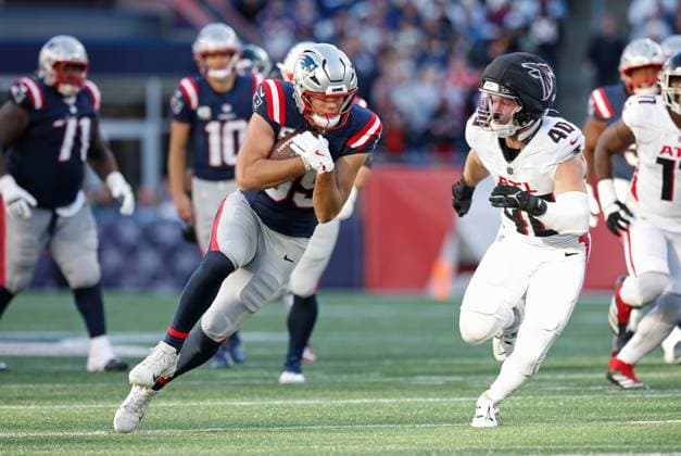 November 2, 2025; Foxborough, MA, USA; New England Patriots wide receiver Efton Chism III (86) runs with the ball after a catch during the NFL, American Football Herren, USA game between Atlanta Falcons and New England Patriots at Gillette Stadium in Foxborough, MA. Foxborough United States - ZUMAc04_ 20251102_zma_c04_138 Copyright: xAnthonyxNesmithx