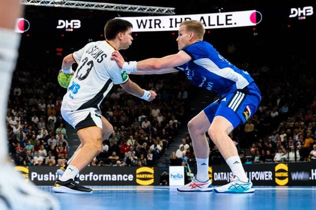Muenchen: Handball - Laenderspiel - Deutschland - Island Renars Uscins (Deutschland), Islands Ellidi Snaer Vidarsson (Island) Muenchen SAP Garden Bayern Deutschland