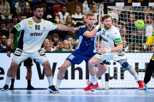 Muenchen: Handball - Laenderspiel - Deutschland - Island v.li. Jannik Kohlbacher (Deutschland), Islands Ellidi Snaer Vidarsson (Island), Tom Kiesler (Deutschland) Muenchen SAP Garden Bayern Deutschland