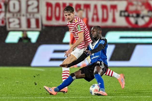 v. li. im Zweikampf Jakub Kaminski (Koeln 16) Jean-Luc Dompe (Hamburg 7) 02.11.2025 Fussball 1. FC Koeln vs Hamburger SV, Rheinenergiestadion, Koeln, DFB DFL REGULATIONS PROHIBIT ANY USE OF PHOTOGRAPHS AS IMAGE SEQUENCES AND OR QUASI-VIDEO