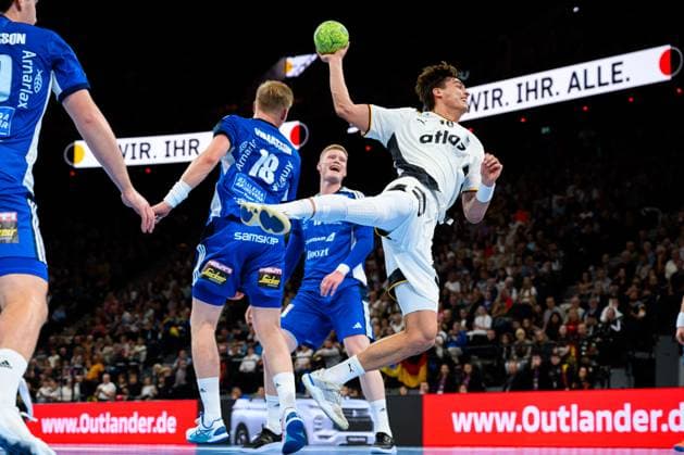 Muenchen: Handball - Laenderspiel - Deutschland - Island Islands Ellidi Snaer Vidarsson (Island), Julian Köster Koester (Deutschland) Muenchen SAP Garden Bayern Deutschland