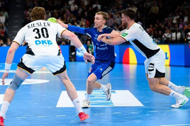 Muenchen: Handball - Laenderspiel - Deutschland - Island Tom Kiesler (Deutschland), Islands Gisli Thorgeir Kristjansson (Island), Johannes Golla (Deutschland) Muenchen SAP Garden Bayern Deutschland