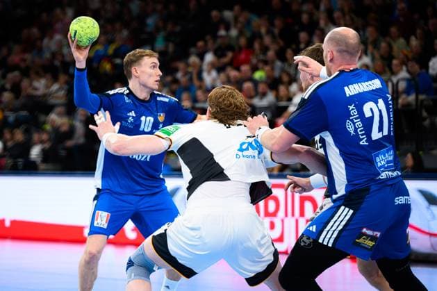 Muenchen: Handball - Laenderspiel - Deutschland - Island Islands Gisli Thorgeir Kristjansson (Island), Tom Kiesler (Deutschland), Islands Arnar Arnarsson (Island) Muenchen SAP Garden Bayern Deutschland