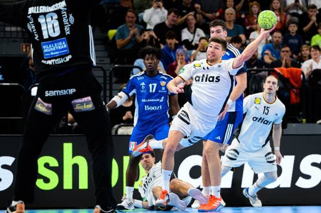 Muenchen: Handball - Laenderspiel - Deutschland - Island v.li. Islands Torhueter Viktor Gisli Hallgirmsson (Island), Lukas Zerbe (Deutschland) Muenchen SAP Garden Bayern Deutschland