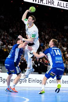 Muenchen: Handball - Laenderspiel - Deutschland - Island Juri Knorr (Deutschland), Islands Omar Ingi Magnusson (Island) Muenchen SAP Garden Bayern Deutschland