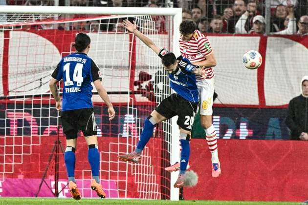 Strafraumszene Eric Martel (Koeln 6) vereitelt Torchance von Fabio Vieira (Hamburg 20) 02.11.2025 Fussball 1. FC Koeln vs Hamburger SV, Rheinenergiestadion, Koeln, DFB DFL REGULATIONS PROHIBIT ANY USE OF PHOTOGRAPHS AS IMAGE SEQUENCES AND OR QUASI-VIDEO