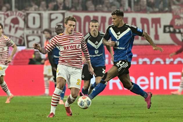 v. li. im Zweikampf Sebastian Sebulonsen (Koeln 28) Ransford Königsdörffer Koenigsdoerffer (Hamburg 11) 02.11.2025 Fussball 1. FC Koeln vs Hamburger SV, Rheinenergiestadion, Koeln, DFB DFL REGULATIONS PROHIBIT ANY USE OF PHOTOGRAPHS AS IMAGE SEQUENCES AND OR QUASI-VIDEO