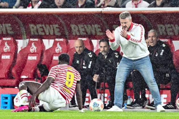 v. li. im Bild Ragnar Ache (Koeln 9) Lukasz Kwasniok (Koeln) 02.11.2025 Fussball 1. FC Koeln vs Hamburger SV, Rheinenergiestadion, Koeln, DFB DFL REGULATIONS PROHIBIT ANY USE OF PHOTOGRAPHS AS IMAGE SEQUENCES AND OR QUASI-VIDEO
