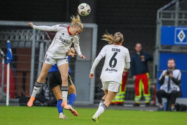 Hamburg, Deutschland 02. November 2025: 1. BL - Frauen - 2025 2026 - Hamburger SV vs. Eintracht Frankfurt Im Bild: v.li. Nina Lührßen Luehrssen (Frankfurt) und Annaleen Böhler Boehler (HSV) im Kopfballduell DFB regulations prohibit any use of photographs as image sequences and or quasi-video Volksparkstadion Hamburg Copyright: xFotostandx xFantinix