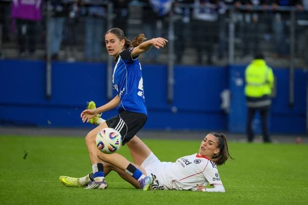 Hamburg, Deutschland 02. November 2025: 1. BL - Frauen - 2025 2026 - Hamburger SV vs. Eintracht Frankfurt Im Bild: v.li. im Zweikampf Leni Eggert (HSV) und Ereleta Memeti (Frankfurt) DFB regulations prohibit any use of photographs as image sequences and or quasi-video Volksparkstadion Hamburg Copyright: xFotostandx xFantinix
