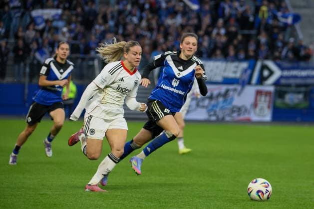 Hamburg, Deutschland 02. November 2025: 1. BL - Frauen - 2025 2026 - Hamburger SV vs. Eintracht Frankfurt Im Bild: v.li. Nadine Riesen (HSV) und Lotta Wrede (HSV) DFB regulations prohibit any use of photographs as image sequences and or quasi-video Volksparkstadion Hamburg Copyright: xFotostandx xFantinix
