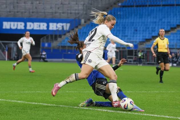 Hamburg, Deutschland 02. November 2025: 1. BL - Frauen - 2025 2026 - Hamburger SV vs. Eintracht Frankfurt Im Bild: v.li. im Zweikampf Nadine Riesen (Frankfurt) und Lotta Wrede (HSV) DFB regulations prohibit any use of photographs as image sequences and or quasi-video Volksparkstadion Hamburg Copyright: xFotostandx xFantinix