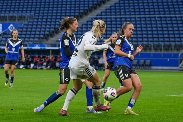 Hamburg, Deutschland 02. November 2025: 1. BL - Frauen - 2025 2026 - Hamburger SV vs. Eintracht Frankfurt Im Bild: v.li. im Zweikampf Lotta Wrede (HSV), Nadine Riesen (Frankfurt) und Victoria Schulz (HSV) DFB regulations prohibit any use of photographs as image sequences and or quasi-video Volksparkstadion Hamburg Copyright: xFotostandx xFantinix