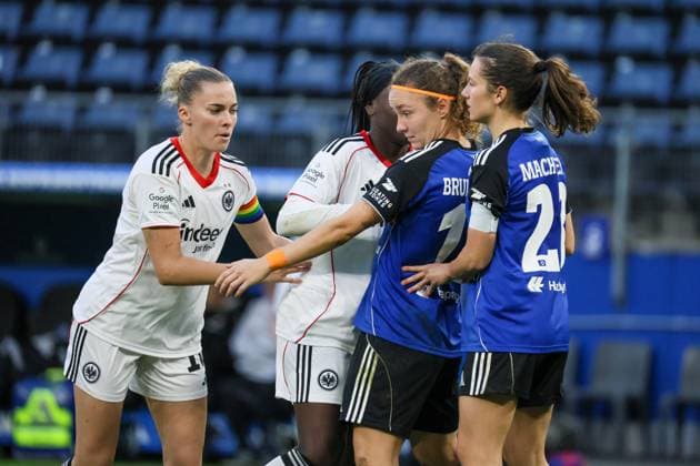 Hamburg, Deutschland 02. November 2025: 1. BL - Frauen - 2025 2026 - Hamburger SV vs. Eintracht Frankfurt Im Bild: v.li. Laura Freigang (Frankfurt), Nicole Anyomi (Frankfurt), Melanie Brunnthaler (HSV) und Pauline Machtens (HSV) DFB regulations prohibit any use of photographs as image sequences and or quasi-video Volksparkstadion Hamburg Copyright: xFotostandx xFantinix