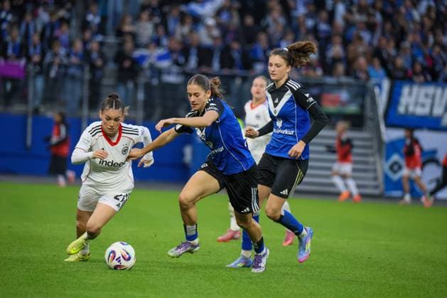 Hamburg, Deutschland 02. November 2025: 1. BL - Frauen - 2025 2026 - Hamburger SV vs. Eintracht Frankfurt Im Bild: v.li. im Zweikampf Ereleta Memeti (Frankfurt) und Leni Eggert (HSV) DFB regulations prohibit any use of photographs as image sequences and or quasi-video Volksparkstadion Hamburg Copyright: xFotostandx xFantinix