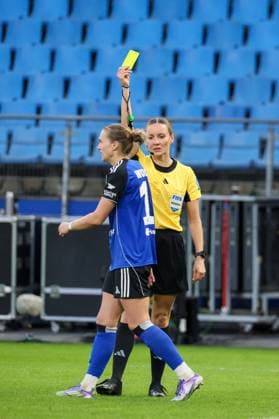 Hamburg, Deutschland 02. November 2025: 1. BL - Frauen - 2025 2026 - Hamburger SV vs. Eintracht Frankfurt Im Bild: v.li. Annalena Wucher (HSV) sieht die gelbe Karte durch Schiedsrichterin Fabienne Michel (Deutschland) DFB regulations prohibit any use of photographs as image sequences and or quasi-video Volksparkstadion Hamburg Copyright: xFotostandx xFantinix