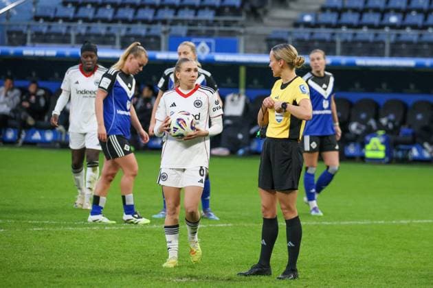 Hamburg, Deutschland 02. November 2025: 1. BL - Frauen - 2025 2026 - Hamburger SV vs. Eintracht Frankfurt Im Bild: v.li. Elisa Senß Senss (Frankfurt) und Schiedsrichterin Fabienne Michel (Deutschland) vor dem Strafstoß für Frankfurt DFB regulations prohibit any use of photographs as image sequences and or quasi-video Volksparkstadion Hamburg Copyright: xFotostandx xFantinix