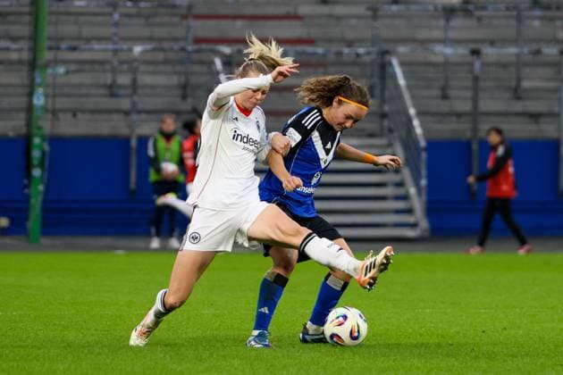 Hamburg, Deutschland 02. November 2025: 1. BL - Frauen - 2025 2026 - Hamburger SV vs. Eintracht Frankfurt Im Bild: v.li. im Zweikampf Nadine Lührßen Luehrssen (Frankfurt) und Melanie Brunnthaler (HSV) DFB regulations prohibit any use of photographs as image sequences and or quasi-video Volksparkstadion Hamburg Copyright: xFotostandx xFantinix
