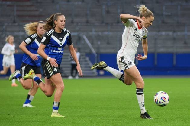 Hamburg, Deutschland 02. November 2025: 1. BL - Frauen - 2025 2026 - Hamburger SV vs. Eintracht Frankfurt Im Bild: v.li. Victoria Schulz (HSV) und Laura Freigang (Frankfurt) im Laufduell DFB regulations prohibit any use of photographs as image sequences and or quasi-video Volksparkstadion Hamburg Copyright: xFotostandx xFantinix