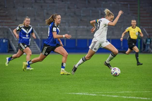 Hamburg, Deutschland 02. November 2025: 1. BL - Frauen - 2025 2026 - Hamburger SV vs. Eintracht Frankfurt Im Bild: v.li. Victoria Schulz (HSV) und Laura Freigang (Frankfurt) im Laufduell DFB regulations prohibit any use of photographs as image sequences and or quasi-video Volksparkstadion Hamburg Copyright: xFotostandx xFantinix