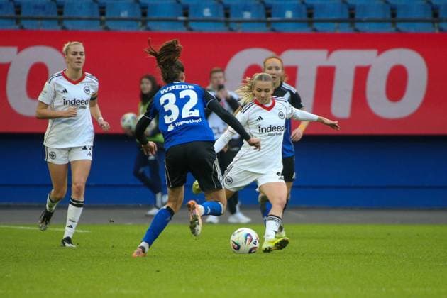 02.11.2025, xgrfx, Fussball Google Pixel Frauen-Bundesliga, Hamburger SV - Eintracht Frankfurt v.l. Lotta Wrede (Hamburger SV), Elisa Senß (Eintracht Frankfurt) (DFL DFB REGULATIONS PROHIBIT ANY USE OF PHOTOGRAPHS as IMAGE SEQUENCES and or QUASI-VIDEO) Hamburg