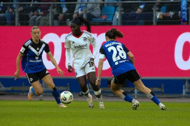 02.11.2025, xgrfx, Fussball Google Pixel Frauen-Bundesliga, Hamburger SV - Eintracht Frankfurt v.l. Nicole Anyomi (Eintracht Frankfurt), Pauline Machtens (Hamburger SV) (DFL DFB REGULATIONS PROHIBIT ANY USE OF PHOTOGRAPHS as IMAGE SEQUENCES and or QUASI-VIDEO) Hamburg