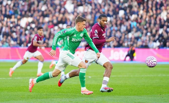 Harvey Barnes of Newcastle United and Jean-Clair Todibo of West Ham United West Ham United v Newcastle United, Premier League, Football, London Stadium, London, UK - 02 Nov 2025London London Stadium United Kingdom EDITORIAL USE ONLY No use with unauthorised audio, video, data, fixture lists, club league logos or live services. Online in-match use limited to 120 images, no video emulation. No use in betting, games or single club league player publications.  Copyright: xJavierxGarcia Shutterstockx 15641474ck