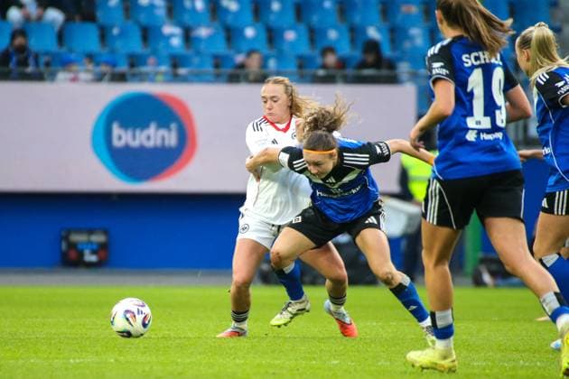 02.11.2025, xgrfx, Fussball Google Pixel Frauen-Bundesliga, Hamburger SV - Eintracht Frankfurt v.l. Lisanne Gräwe (Eintracht Frankfurt), Melanie Brunnthaler (Hamburger SV) (DFL DFB REGULATIONS PROHIBIT ANY USE OF PHOTOGRAPHS as IMAGE SEQUENCES and or QUASI-VIDEO) Hamburg