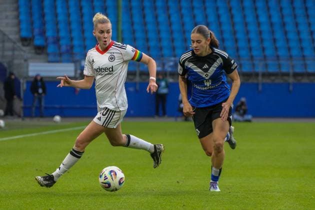 02.11.2025, xgrfx, Fussball Google Pixel Frauen-Bundesliga, Hamburger SV - Eintracht Frankfurt v.l. Laura Freigang (Eintracht Frankfurt), Lotta Wrede (Hamburger SV) (DFL DFB REGULATIONS PROHIBIT ANY USE OF PHOTOGRAPHS as IMAGE SEQUENCES and or QUASI-VIDEO) Hamburg