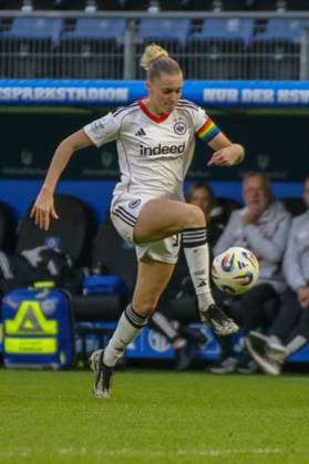 02.11.2025, xgrfx, Fussball Google Pixel Frauen-Bundesliga, Hamburger SV - Eintracht Frankfurt v.l. Laura Freigang (Eintracht Frankfurt) (DFL DFB REGULATIONS PROHIBIT ANY USE OF PHOTOGRAPHS as IMAGE SEQUENCES and or QUASI-VIDEO) Hamburg