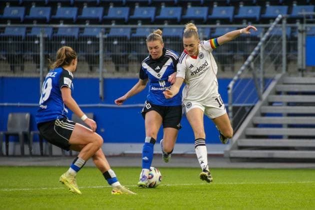 02.11.2025, xgrfx, Fussball Google Pixel Frauen-Bundesliga, Hamburger SV - Eintracht Frankfurt v.l. Annalena Wucher (Hamburger SV), Laura Freigang (Eintracht Frankfurt) (DFL DFB REGULATIONS PROHIBIT ANY USE OF PHOTOGRAPHS as IMAGE SEQUENCES and or QUASI-VIDEO) Hamburg
