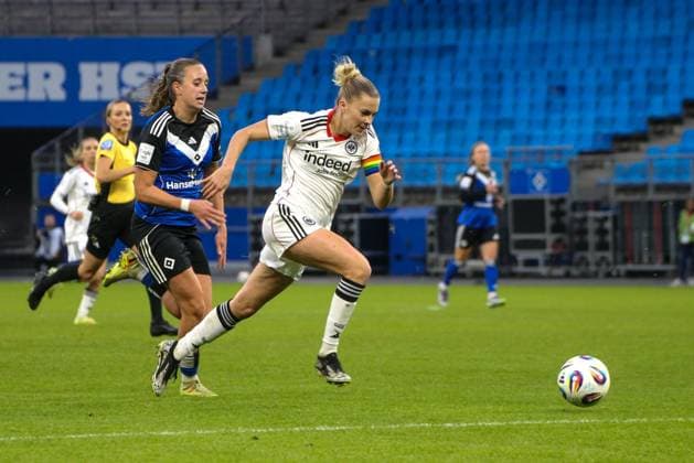 02.11.2025, xgrfx, Fussball Google Pixel Frauen-Bundesliga, Hamburger SV - Eintracht Frankfurt v.l. Nina Räcke (Hamburger SV), Laura Freigang (Eintracht Frankfurt) (DFL DFB REGULATIONS PROHIBIT ANY USE OF PHOTOGRAPHS as IMAGE SEQUENCES and or QUASI-VIDEO) Hamburg
