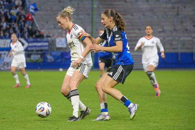 02.11.2025, xgrfx, Fussball Google Pixel Frauen-Bundesliga, Hamburger SV - Eintracht Frankfurt v.l. Laura Freigang (Eintracht Frankfurt), Leni Eggert (Hamburger SV) (DFL DFB REGULATIONS PROHIBIT ANY USE OF PHOTOGRAPHS as IMAGE SEQUENCES and or QUASI-VIDEO) Hamburg