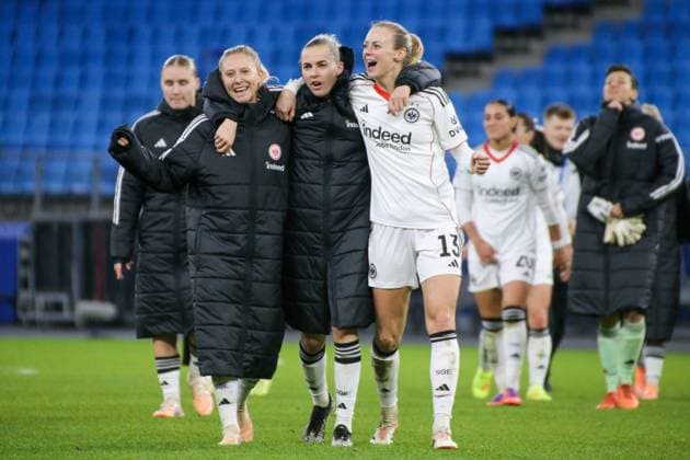 02.11.2025, xgrfx, Fussball Google Pixel Frauen-Bundesliga, Hamburger SV - Eintracht Frankfurt v.l. Rebecka Blomqvist, Laura Freigang, Amanda Ilestedt (Eintracht Frankfurt) (DFL DFB REGULATIONS PROHIBIT ANY USE OF PHOTOGRAPHS as IMAGE SEQUENCES and or QUASI-VIDEO) Hamburg