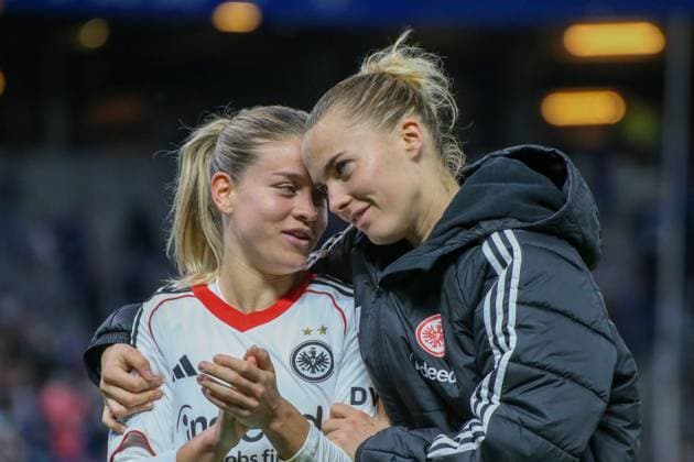 02.11.2025, xgrfx, Fussball Google Pixel Frauen-Bundesliga, Hamburger SV - Eintracht Frankfurt v.l. Nadine Riesen, Laura Freigang (Eintracht Frankfurt) (DFL DFB REGULATIONS PROHIBIT ANY USE OF PHOTOGRAPHS as IMAGE SEQUENCES and or QUASI-VIDEO) Hamburg