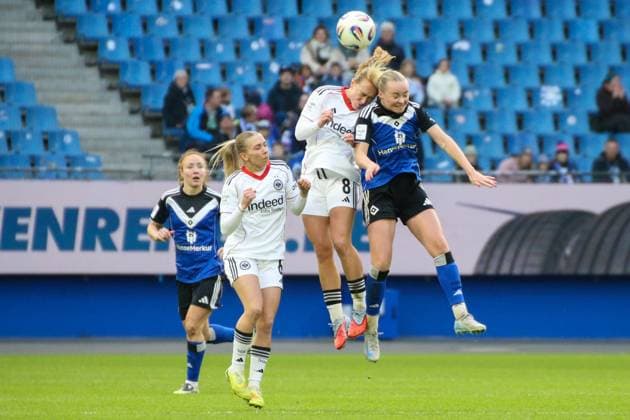02.11.2025, xgrfx, Fussball Google Pixel Frauen-Bundesliga, Hamburger SV - Eintracht Frankfurt v.l. Lisanne Gräwe (Eintracht Frankfurt), Mia Büchele (Hamburger SV) (DFL DFB REGULATIONS PROHIBIT ANY USE OF PHOTOGRAPHS as IMAGE SEQUENCES and or QUASI-VIDEO) Hamburg
