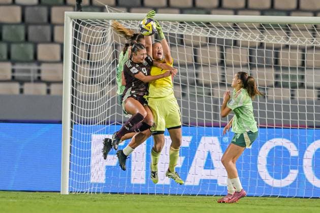 CALCIO - FIFA Mondiali - U17, U 17 Women - Italy vs Mexico 9 Stack A. (Forward) of Mexico U-17 contrast with 1 Robbioni (Goalkeeper) of Italy U-17 is in action during the FIFA U-17 Women s World Cup Morocco 2025 quarter-final match between Mexico and Italy in Rabat, Morocco, on November 2, 2025, at the Olympic Stadium Morocco Morocco  Copyright: xIPAxSport ABACAx