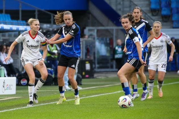 02.11.2025, xgrfx, Fussball Google Pixel Frauen-Bundesliga, Hamburger SV - Eintracht Frankfurt v.l. Laura Freigang (Eintracht Frankfurt), Victoria Schulz (Hamburger SV) (DFL DFB REGULATIONS PROHIBIT ANY USE OF PHOTOGRAPHS as IMAGE SEQUENCES and or QUASI-VIDEO) Hamburg