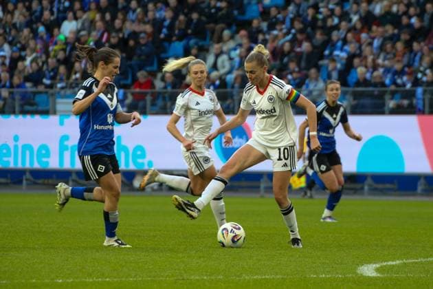 02.11.2025, xgrfx, Fussball Google Pixel Frauen-Bundesliga, Hamburger SV - Eintracht Frankfurt v.l. Pauline Machtens (Hamburger SV), Laura Freigang (Eintracht Frankfurt) (DFL DFB REGULATIONS PROHIBIT ANY USE OF PHOTOGRAPHS as IMAGE SEQUENCES and or QUASI-VIDEO) Hamburg