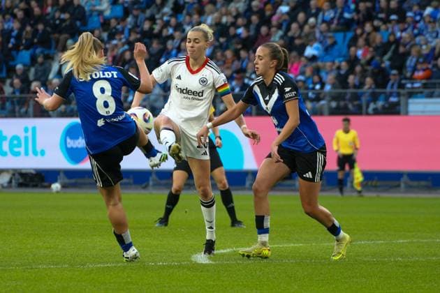 02.11.2025, xgrfx, Fussball Google Pixel Frauen-Bundesliga, Hamburger SV - Eintracht Frankfurt v.l. Svea Stoldt (Hamburger SV), Laura Freigang (Eintracht Frankfurt) (DFL DFB REGULATIONS PROHIBIT ANY USE OF PHOTOGRAPHS as IMAGE SEQUENCES and or QUASI-VIDEO) Hamburg