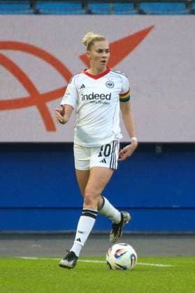 02.11.2025, xgrfx, Fussball Google Pixel Frauen-Bundesliga, Hamburger SV - Eintracht Frankfurt v.l. Laura Freigang (Eintracht Frankfurt) (DFL DFB REGULATIONS PROHIBIT ANY USE OF PHOTOGRAPHS as IMAGE SEQUENCES and or QUASI-VIDEO) Hamburg