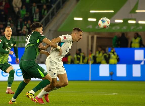 Deutschland: Bundesliga 2025 26, 9. Spieltag - VfL Wolfsburg vs TSG Hoffenheim - Volkswagen Arena (Wolfsburg): Tim Lemperle (TSG Hoffenheim, 19) Jenson Seelt (VfL Wolfsburg, 14) Copyright: xAymanxAlahmedx
