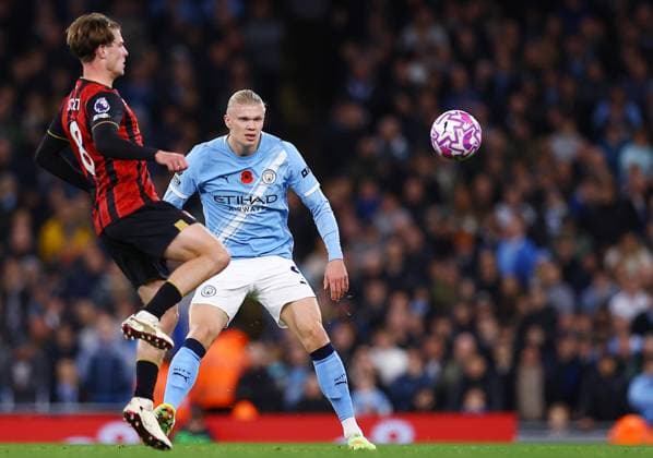 Erling Haaland of Manchester City and Alex Scott of Bournemouth Manchester City v AFC Bournemouth, Premier League, Football, Etihad Stadium, Manchester, UK - 02 Nov 2025Manchester Etihad Stadium United Kingdom EDITORIAL USE ONLY No use with unauthorised audio, video, data, fixture lists, club league logos or live services. Online in-match use limited to 120 images, no video emulation. No use in betting, games or single club league player publications.  Copyright: xMattxWest Shutterstockx 15641506bw