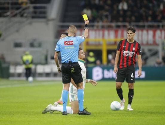 CALCIO - Serie A - AC Milan vs AS Roma referee showing a yellow card to Neil El Aynaoui of AS Roma during the Italian serie A, 2025-2026 season, football match between AC Milan and AS Roma on 02 November 2025 at Stadio Giuseppe Meazza, San Srio, Milan, Italy. Photo Nderim Kaceli Milan Italy  Copyright: xIPAxSport ABACAx