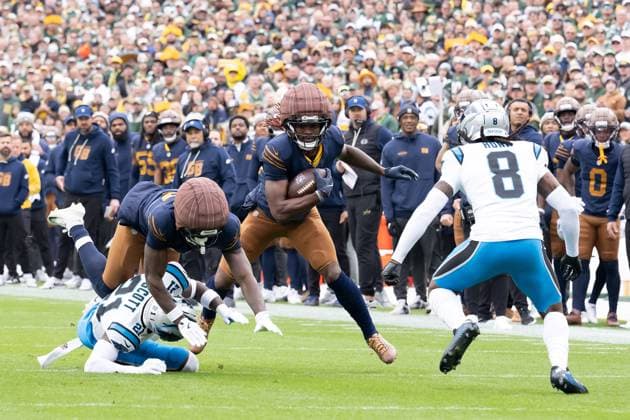 November 2, 2025: Green Bay Packers wide receiver Savion Williams (83) runs after a catch while Green Bay Packers wide receiver Romeo Doubs (87) blocks Carolina Panthers safety Nick Scott (21) and Carolina Panthers cornerback Jaycee Horn (8) looks on in Green Bay, WI. Panthers defeated Packers, 16-13. Cal Media. Green Bay United States of America - ZUMAc04_ 20251102_zma_c04_206 Copyright: xKirstenxSchmittx