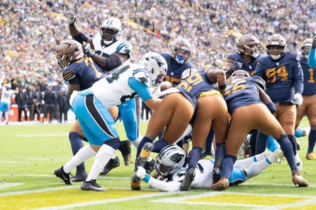 November 2, 2025: Carolina Panthers running back Rico Dowdle (5) scores a touchdown against the Green Bay Packers in Green Bay, WI. Panthers defeated Packers, 16-13. Cal Media. Green Bay United States of America - ZUMAc04_ 20251102_zma_c04_215 Copyright: xKirstenxSchmittx