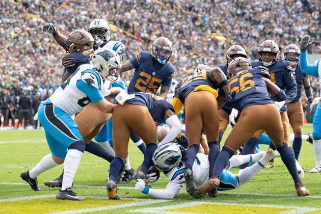November 2, 2025: Carolina Panthers running back Rico Dowdle (5) scores a touchdown against the Green Bay Packers in Green Bay, WI. Panthers defeated Packers, 16-13. Cal Media. Green Bay United States of America - ZUMAc04_ 20251102_zma_c04_233 Copyright: xKirstenxSchmittx